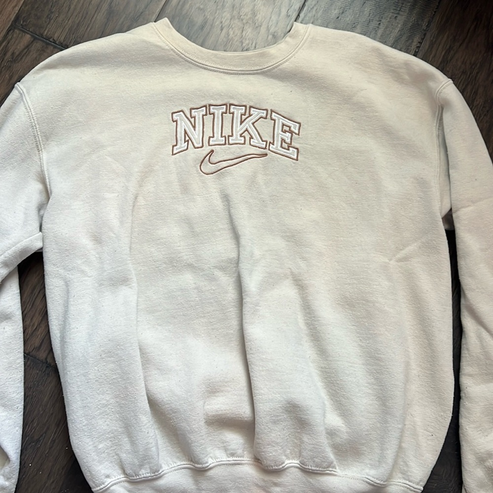 Size M Sweatshirt with Nike Embroidery